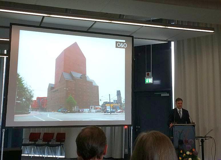 Vortrag von Architekt Cristian Heuchel von O & O zum Neubau des Landesarchivs NRW bei dessen Einweihung. Foto: Ulrich Soénius (RWWA) via Facebook