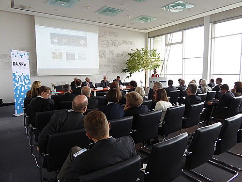 Am Redepult: Beate Möllers, Referatsleiterin des Referats 415 Bibliotheken, Literatur, Archive im Ministerium für Familie, Kinder, Jugend, Kultur und Sport des Landes Nordrhein-Westfalen.