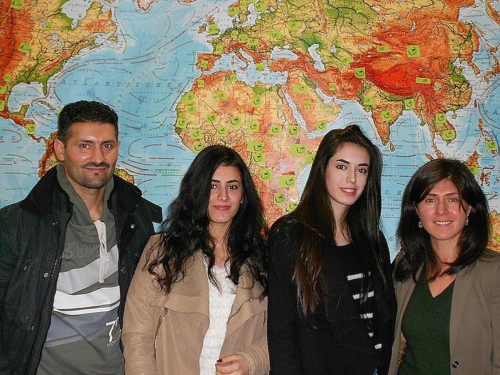 Foto von links: Lehrer Noah Wolke, Haidy Al Sherfawi, Sandy Al Sherfawi, Lehrerin Dyana Khalilullah