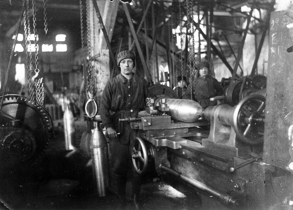 Fabrikarbeiterin in der Granatenproduktion der Firma „Siegener Maschinenbau A.G. , vorm. A. u. H. Oechelhäuser“, 1917 (Vorlage: Stadtarchiv Siegen) 