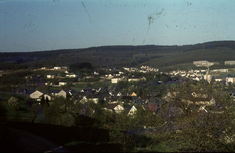 Teilansicht des Ortes Burbah von Wahlbach aus aufgenommen. Im Hintergrund „Die Höhe“, die Burbah in den Freien Grund und den Hickengrund trennt.