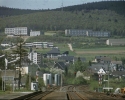 Das Schulzentrum. Am linken Bildrand erkennt man die Dreifachturnhalle. Das größere Gebäude im Vordergrund mit dem schwarzen Dach ist das katholische Gemeindezentrum.