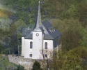 Die evangelische Kirche. Sie liegt auf einer kleinen Erhebung mitten im alten Ortskern von Burbach. Sie war ursprünglich eine Wehrkirche.