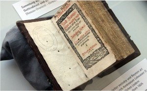 Das älteste Gesangbuch der Ausstellung: "Die Psalmen Davids" von 1604. Foto: EKvW