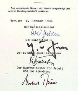 Unterschriften auf der Ausfertigung des Bundesarchivgesetzes, Quelle: BArch B 463