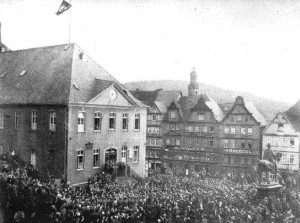 Die Hakenkreuzflagge erstmals auf dem Dach des Siegener Rathauses am 8. März 1933