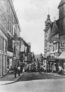 Hakenkreuzfahnen an den Häusern der Kölner Straße in Siegens Oberstadt. Undatierte Aufnahme, um 1935 (Stadtarchiv Siegen, Best. Fotodokumentation Siegen, Fo 308)