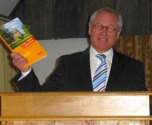 Landesdirektor Dr. Wolfgang Kirsch (LWL) stellte in Bad Sassendorf das neue Buch zur "Südwestfälischen Gartenkultur" vor.  (Foto: Bernd Brandemann)