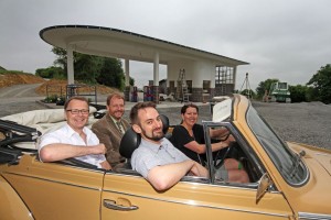 Testlauf mit Oldtimer: Dr. Hubertus Michels, Leiter des Referates Bauwesen, LWL-Museumsdirektor Prof. Dr. Jan Carstensen, Alexander Eggert (wissenschaftlicher Mitarbeiter) und Kathrin Bödeker vom Autohaus Stricker fahren an der Tankstelle aus Siegen-Niederschelden vor, die an den kommenden drei Sonntagen im LWL-Freilichtmuseum Detmold eröffnet wird. Foto: LWL/Jähne