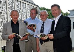 Das Foto zeigt (von links) den Festschriftautor Ulrich Hadem beim gemeinsamen Durchblättern der Festschrift mit Heinrich Afflerbach und Jürgen Althaus als Vertreter der Bürgerstiftung sowie Gemeindepastor Karsten Kinkelbur.