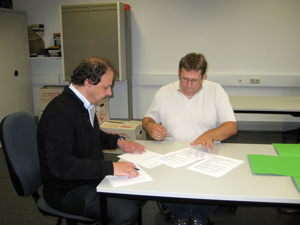 Vorsitzender Jörg Müller (l.) und Volker Schüttenhelm (Geschäftsstelle) von der Deutsch-Amerikanischen Gesellschaft Siegerland-Wittgenstein bei der Unterzeichnung des Depositalvertrages, 11.9.2013