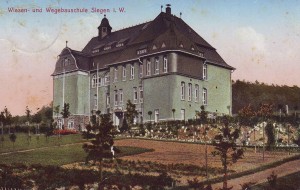 Das Schulgebäude der 1913 eingeweihten Wiesen- und Wegebauschule (Stadtarchiv Siegen, Best. Ansichtskartensammlung)