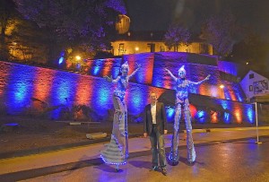 Bürgermeister Steffen Mues gab den Startschuss für die Illumierung der Stadtmauer.