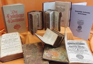 Katechismusausgaben aus vier Jahrhunderten sind in der Ausstellung in Bielefeld zu sehen.