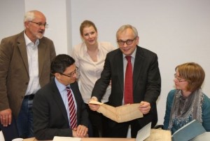 Im Bild von links: Synodalarchivpfleger Gerhard Moisel, Verwaltungsleiter Oliver Berg, Pressereferentin der Sparkasse Siegen Stefanie Schierling, Superintendent Peter-Thomas Stuberg und Diplom-Archivarin Claudia Brack vom Landeskirchlichen Archiv Bielefeld. (Foto: Karlfried Petri/Kirchenkreis Siegen)