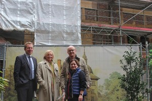 Bild: Steffen Mues, Babette Bammann, Prof. Dr. Ursula Blanchebarbe und Stefan Schönstein vor der erneuerten Fassade