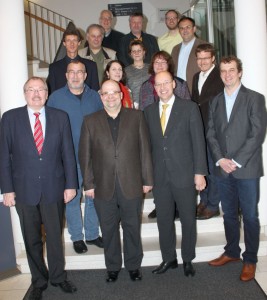 Die Teilnehmer der Archivartagung (in der ersten Reihe von links): Landrat Frank Beckehoff, Thomas Wolf, Sprecher des AKKA, Vorsitzender Thomas Lonnes und Olpes Kreisarchivar Jörg Endris Behrendt (Foto: Kreis Olpe).