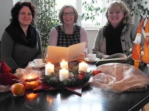 Patricia Ottilie, Christine Sahm und Katrin Mehlich laden ein, um Erinnerungen festzuhalten.