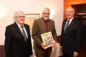 Autor Dr. Cornelius Neutsch (Mitte) von der Universität Siegen, Dipl.-Ing. Jörg Dienenthal (rechts), Vorsitzender der Arbeitgeberverbände Siegen-Wittgenstein und Geschäftsführer Joachim Schmidt-Classen (links) stellten den Fortsetzungsband der Verbandsgeschichte vor.