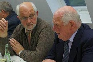 Martin Stücher hier im Gespräch mit Gerhard Moisel beim 50-jährigen Jubiläum der Zeitschrift „Freudenberg im Zeitgeschehen“ am 21. Oktober 2011 im Kultourbackes Freudenberg.
