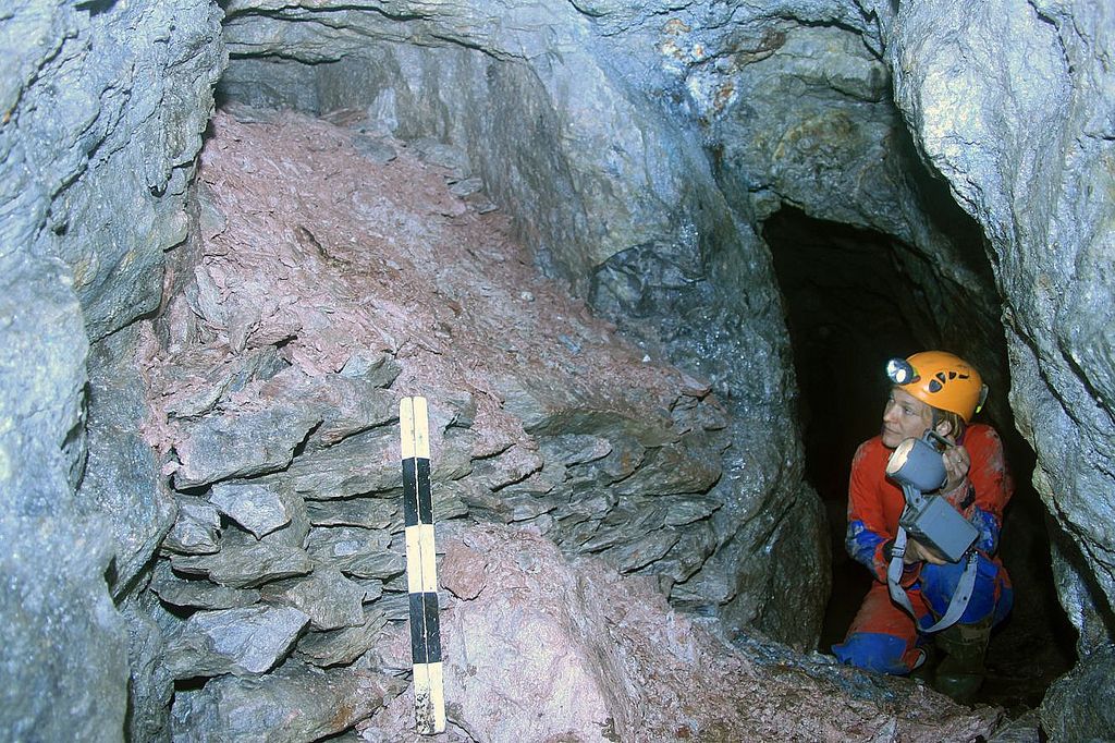 Mit voller Ausrüstung ging auch Dr. Eva Cichy von der Außenstelle Olpe der LWL-Archäologie für Westfalen in die Tiefe und erforschte die unterirdische Bergbauwelt.  Foto: LWL/Zeiler