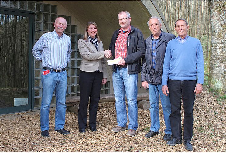 Wilnsdorfs Bürgermeisterin Christa Schuppler dankte kürzlich dem Heimatverein Obersdorf für die Pflege des eisenzeitlichen Schmelzofens. Über die Würdigung freuten sich die Vorstandsmitglieder Rainer Wirth und Volker Stein, Ortsvorsteher Egon Dreisbach und Heimatvereinsmitglied Reiner Dreysse (vlnr.).