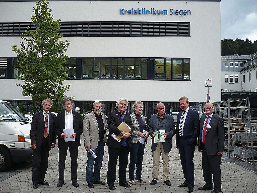 Vorstellung der Pläne zur Gestaltung des Walter-Krämer-Platzes in Siegen: Jury v.l.n.r.: Prof. Christoph Brockhaus, Albrecht Thomas, Kalus Dietermann, Wolfgang Suttner, Traute Fries, Erwin Wortelkamp, Steffen Mues, Bertram Müller