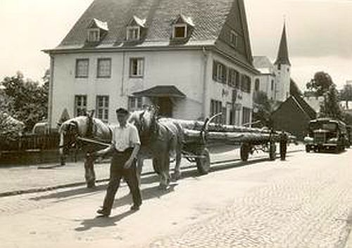 Die Nassauische Straße in Burbach mit der „Alten Post“. 
