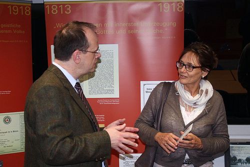 Gerne kam Dr. Johannes Burkardt mit den Besuchern der Ausstellungseröffnung ins Gespräch.