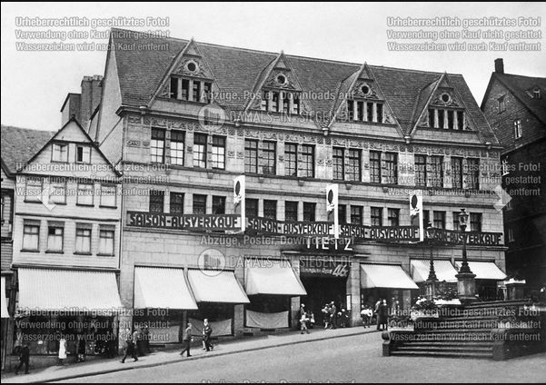 "Tietz 1932. 1928 wurde der damalige Neubau unter dem Namen Tietz eröffnet." [Heute u. a. Sitz des Siegener Stadtarchivs]