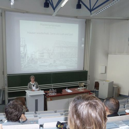 Dekanin Prof. Dr.-Ing. Hildegard Schröteler-von Brandt eröffnete das Master-Symposium.