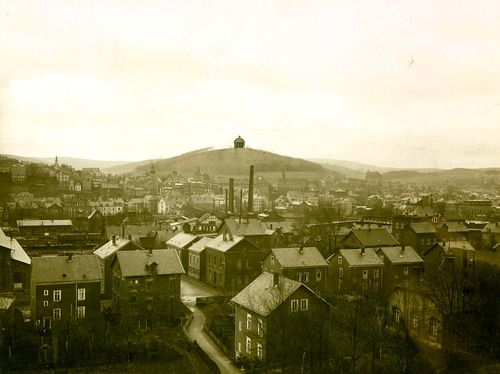 Die nachträglich eingezeichnete Kuppe der projektierten Heldengedenkstätte auf dem Häusling auf einer undatierten Aufnahme um 1917. (Stadtarchiv Siegen, Fotosammlung 3798)