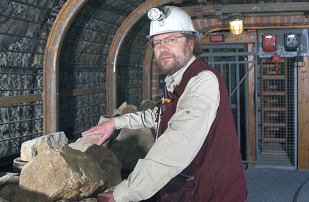 Autor Achim Heinz an seinem Arbeitsplatz im Bergbaumuseum Sassenroth.