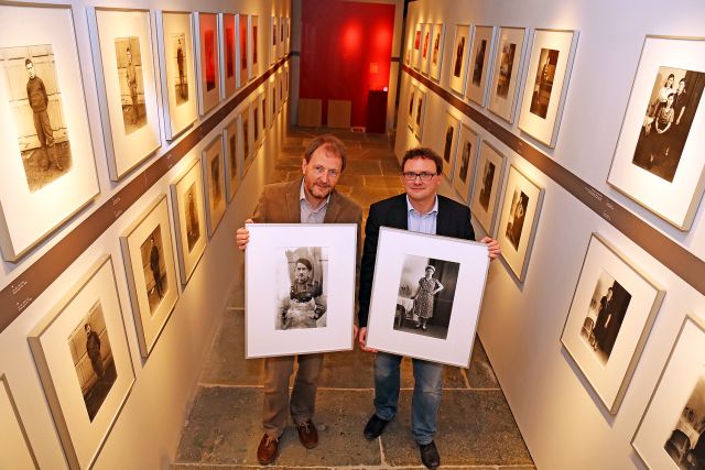 LWL-Museumsdirektor Prof. Dr. Jan Carstensen und Projektleiter Hauke-Hendrik Kutscher (v. l.) in der Sonderausstellung „Geraubte Jahre“. Foto: LWL/Jähne