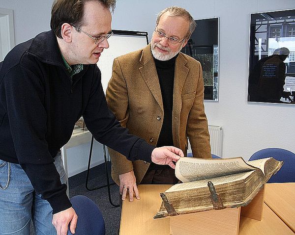 Dr. Johannes Burkardt (links) - hier im Foto mit Wittgensteins Superintendent Stefan Berk – weiß sehr gut Bescheid in der Wittgensteiner Kirchengeschichte, fürs 2014er Jahrbuch für Westfälische Kirchengeschichte schrieb er den Aufsatz „Berleburg - Mühlhausen - Bielefeld - Hamburg: Eine Reise des Radikalpietisten Victor Christoph Tuchtfeld im Jahr 1733“.