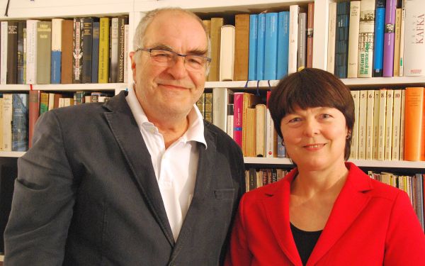 Viele Bücher im Rücken: Die Wilnsdorfer Autorin Marlies Obier und der Siegener Rezitator Werner Stettner stellen bei ihrem Lese- und Vortragsabend die Heimkehrer aus dem Ersten Weltkrieg in den Mittelpunkt.