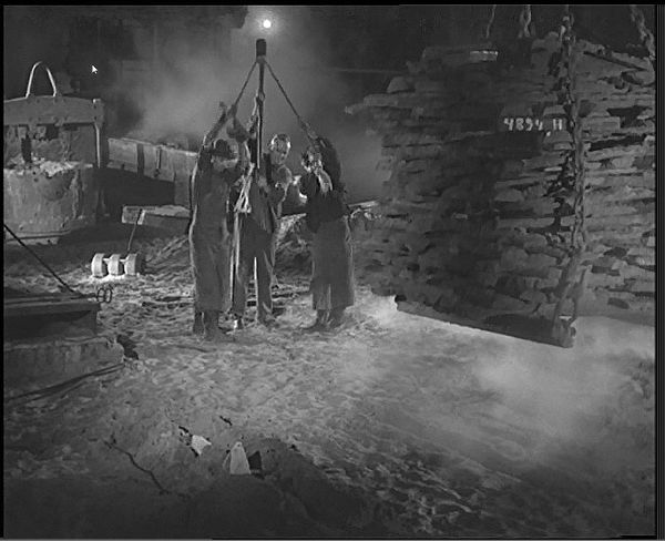 So genannte „Dreispänner“ beim Zerschlagen von Roheisenmasseln. Standbild aus dem Film „Der Eisenwald“.