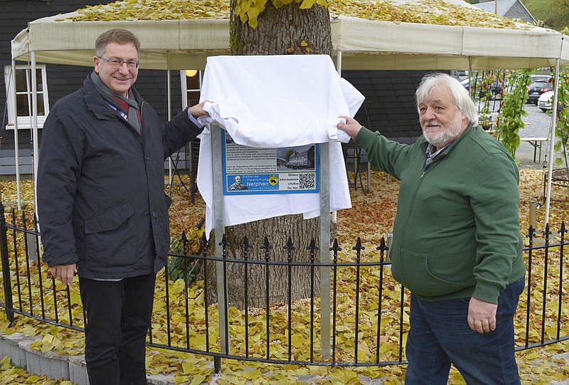 Bürgermeister Paul Wagner (re.) und Bernd Kühn (Heimatverein Netpherland) bei der Eröffnung "Stehende Stadtführung", © Nico Eggers
