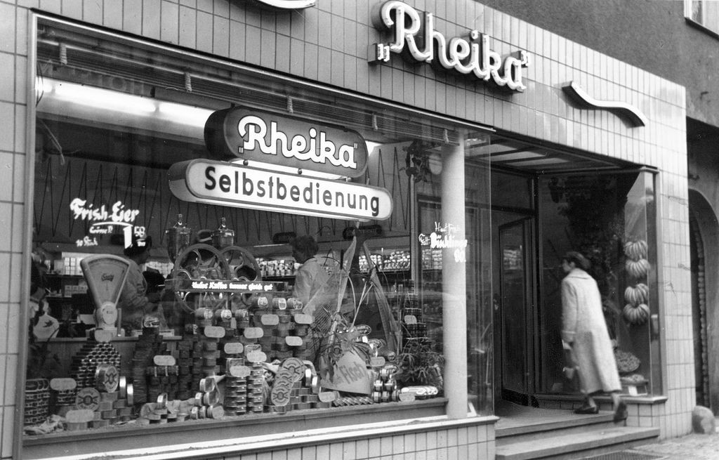 Die Rheika-Filiale in der Siegener Bahnhofstraße im Jahr 1956 (Vorlage: Stadtarchiv Siegen)