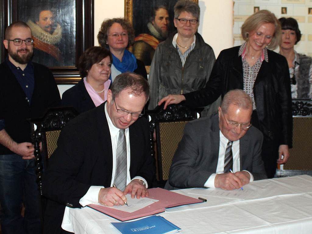 Universitätskanzler Ulf Richter (l.) und Ulf Stötzel, Vorsitzender der Freunde und Förderer des Siegerlandmuseums, unterzeichneten im Beisein von Stadträtin Babette Bammann die Verträge für das Forschungsprojekt "Zeit.Raum Siegen". (Foto: Stadt Siegen)