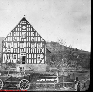 Wohn- und Geschäftshaus Waarenhandlung Georg Dickel in Girkhausen, ca. 1910, Kreisarchiv Märkischer Kreis, F 1296 (Fotograf M. Uhlig, Bochum)