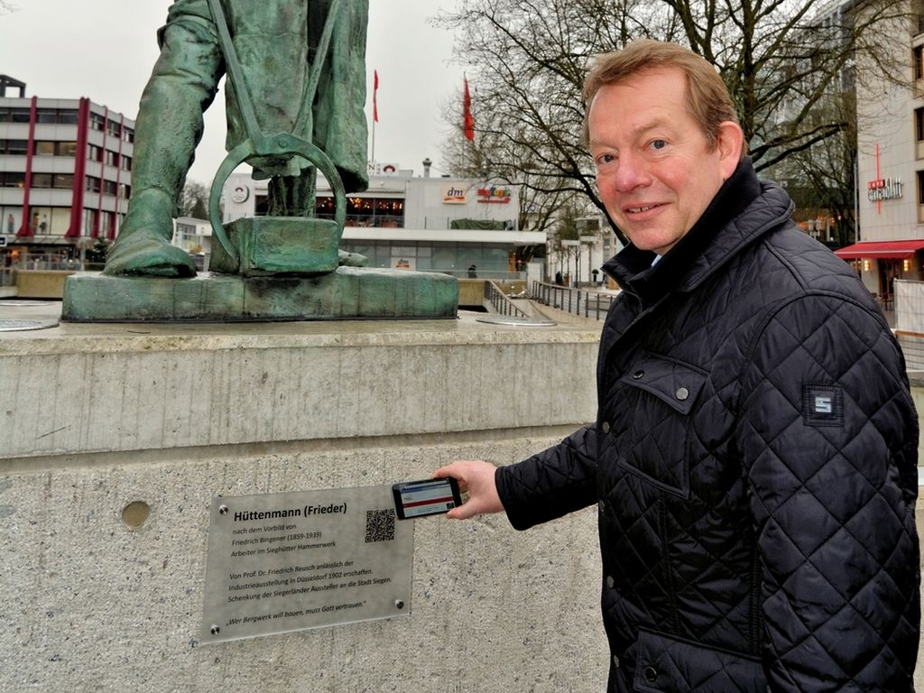 Bürgermeister Steffen Mues testet die QR-Code-Funktion mit dem Handy. (Foto: Herbert Bäumer) 