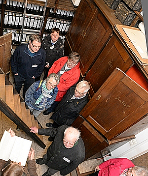 Beim "2. Tag der Pfarrarchivare" in Attendorn besuchten 38 Archivpfleger des Erzbistums Paderborn auch das Pfarrarchiv von St. Johannes Baptist in Attendorn.