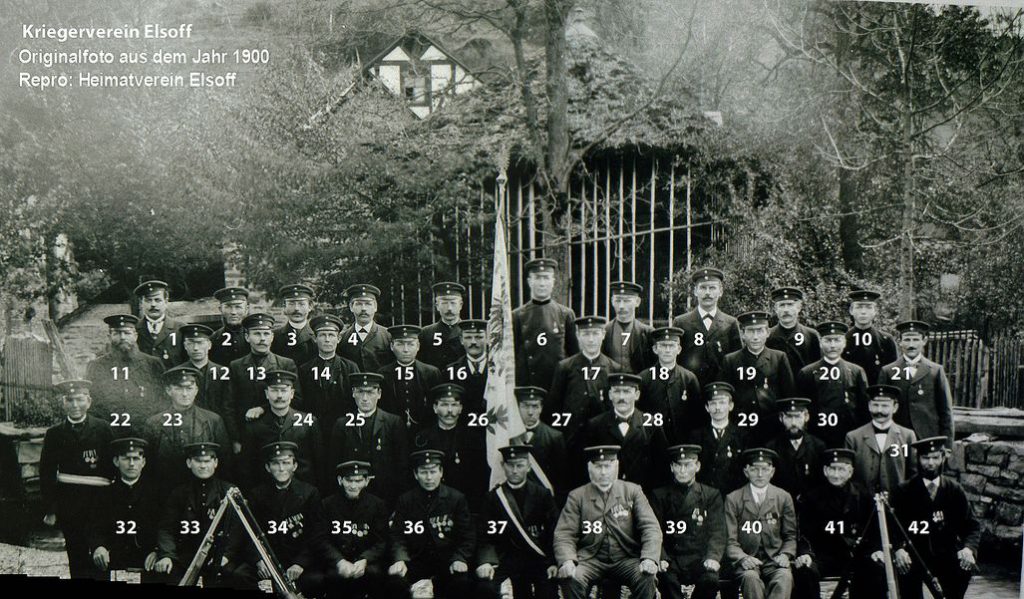Foto des Kriegervereins Elsoff mit 42 Veteranen, darunter fünf mit Tapferkeitsmedaillen ausgezeichnte jüdische Dorfbewohner. Die Nummer 27 ist Abraham Stern (Fahnenträger) 