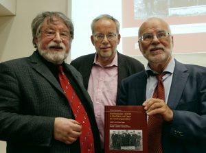 Dieter Gebhard, Vorsitzender der LWL-Landschaftsversamm-lung (v.l.), Prof. Stefan Goch, Leiter des Instituts für Stadtge-schichte Gelsenkirchen, und Prof. Reininghaus, Vorsitzender der Historischen Kommission für Westfalen, bei der Buchvor-stellung. Foto: LWL