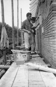 An den Bau eines Hauses knüpfen sich viele Er-innerungen und Erlebnisse, die für die Nachwelt festgehalten werden sollen, wir hier beim Hausbau um 1960 in Münster-Nienberge. Foto: LWL/Adolf Risse