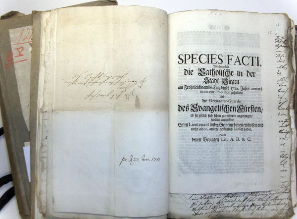 „Species facti, welchergestalt die Catholische in der Stadt Siegen am Frohnleichnambs-Tag dieses 1712. Jahrs armata manu eine Procession gehalten / und die Grenadier-Guarde des Evangelischen Fürsten / ob sie gleich sich schon zu retiriren angefangen / feindlich angegriffen / Einen Lieutenant und 3. Gemeine davon erschossen / und mehr als 10. andere gefährlich blessirt haben“, 21. September 1716, Druck. (LAV NRW W Fürstentum Siegen, Landesarchiv – Akten Nr. 499)