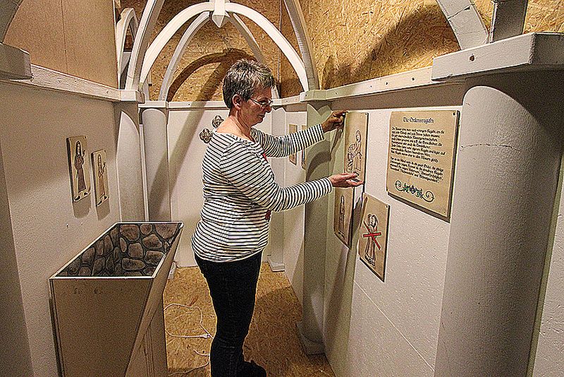 Museumsleiterin Dr. Corinna Nauck gibt der Inneneinrichtung des Klosternachbaus den letzten Schliff. 