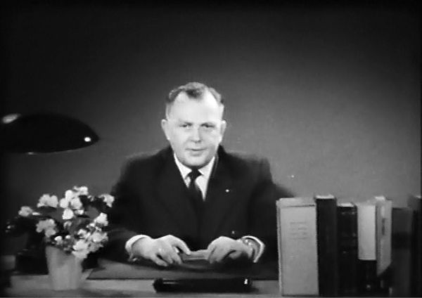 Standfoto aus dem Film des SPD-Kreisverbandes „Herr Fritz Heinrich bittet um ihre Aufmerksamkeit“ aus dem Jahr 1957 (?); Kreisarchiv Siegen-Wittgenstein, 4.1.5./92