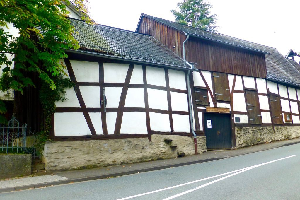 Die unter Denkmalschutz stehende Scheunengruppe Achenbach an der Krottorferstraße/Ecke Burgstraße entstand ebenfalls nach dem Stadtbrand vom 9. August 1666. Bei einem gemütlichen „Scheunen-Abend“, zu dem der Heimat- und Verschönerungsverein Freudenberg e.V. einlädt, kann sie am 5. August 2016 abends ab 19:00 Uhr auch von innen angeschaut werden. (Foto: Bernd Brandemann)